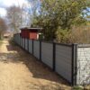 Komposithegn med komposit stolper. Betongrå komposit hegnsbrædder med fer og not.