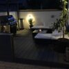 Hyggelig terrasse i vedligeholdelsesfri gråsort solid komposit. Terrasse bygget på fliser