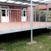 Hævet terrasse i teakfarvet vedligeholdelsesfri komposit. Overdækket stålterrasse med komposit terrassebrædder