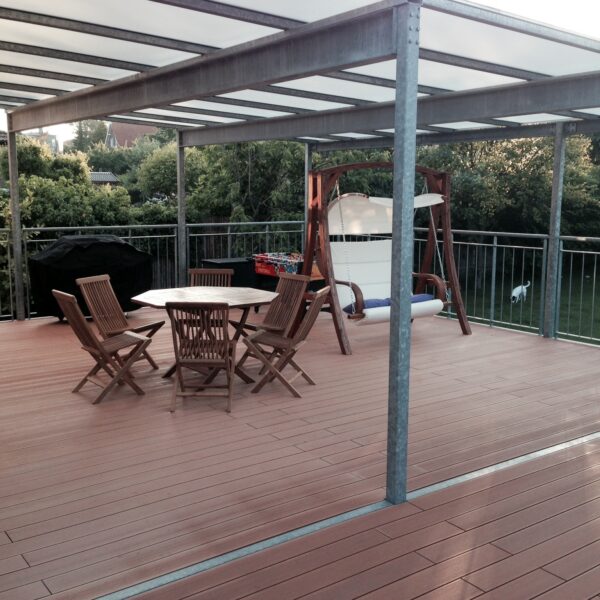 Hævet terrasse i teakfarvet vedligeholdelsesfri komposit. Overdækket stålterrasse med komposit terrassebrædder
