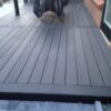 Massiv komposit terrasse i vedligeholdelsesfri gråsort komposit med træstruktur. Helforbant