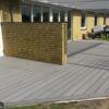 Komposit terrasse i massiv betongrå komposit ved gulstens hus. vedligeholdelsesfri og skridsikker terrasse