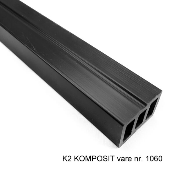 Komposit strø i sort vedligeholdelsesfrit komposit materiale. Til underkonstruktion på kompositterrasse med lav byggehøjde.