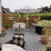 Vedligeholdelsesfri terrasse med betongrå massive brædder. Terrasse bygget på fliseterrasse