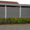 Vedligeholdelsesfrit komposithegn som vægbeklædning i carport. Komposit hegnsbrædder med fer og not og galvaniserede u-skinner