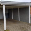 Vedligeholdelsesfrit komposithegn som vægbeklædning i carport. Komposit hegnsbrædder med fer og not og galvaniserede u-skinner