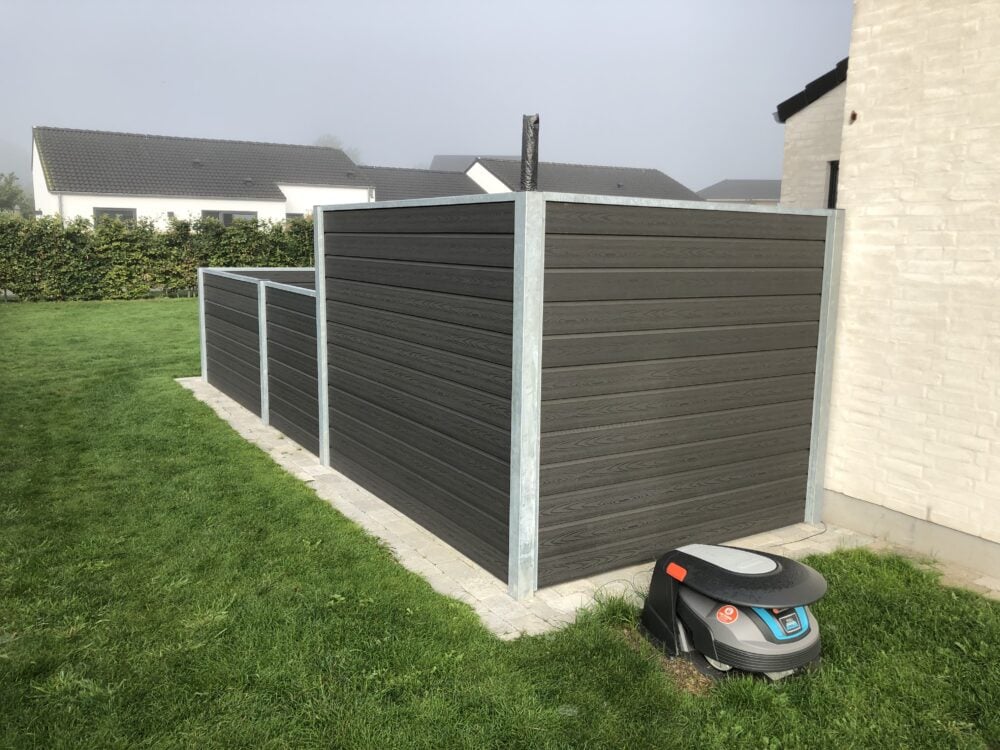 Vedligeholdelsesfrit komposithegn i gråsort med træstruktur. Terrassehegn. Galvaniserede stålstolper og komposit hegnsbrædder