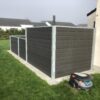 Vedligeholdelsesfrit komposithegn i gråsort med træstruktur. Terrassehegn. Galvaniserede stålstolper og komposit hegnsbrædder