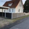Vedligeholdelsesfrit forhave hegn i komposit og kompositlåge. Hegnslåge. Galvaniserede stolper og komposit hegnsbrædder