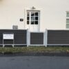 Vedligeholdelsesfrit forhave hegn i komposit og kompositlåge. Hegnslåge. Galvaniserede stolper og komposit hegnsbrædder