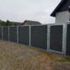 Vedligeholdelsesfrit komposithegn og kompositlåge. Hegnslåge. Galvaniserede stålstolper og komposit hegnsbrædder med fer og not