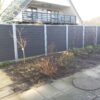 Vedligeholdelsesfrit komposithegn i gråsort med træstruktur. Havehegn. Galvaniserede stålstolper og hegnsbrædder med fer og not