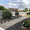Komposit hegn, betongrå med træstruktur. galvaniserede hegnsstolper i stål og u-skinner. Flot vedligeholdelsesfrit hegn