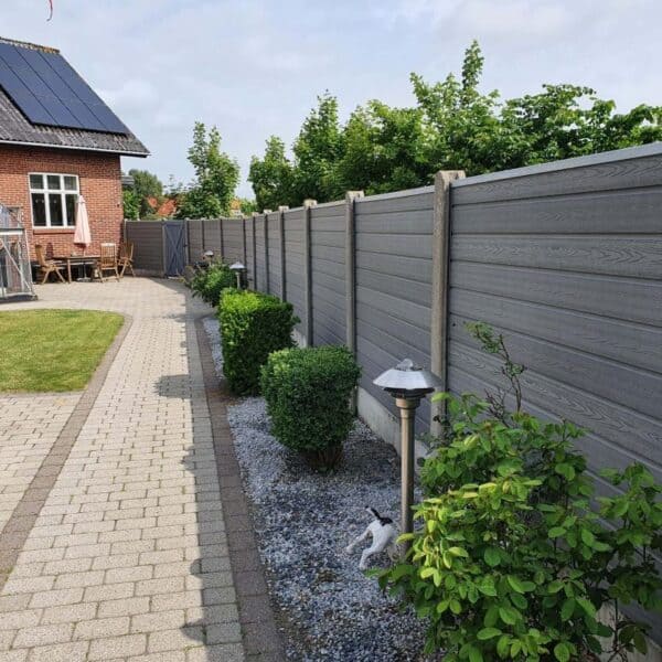 Gammelt beton hegn renoveret med nye komposit brædder. Hurtig og nem løsning til renovering af gammelt betonhegn.