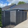 Terrasse hegn i vedligeholdelsesfrit gråsort komposit. Galvaniserede u-skinner og komposit stolper. Giver læ på terrassen