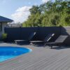 Komposit terrasse og hegn ved pool. Vedligeholdelsesfri terrassebelægning og hegn ved swimmingpool.