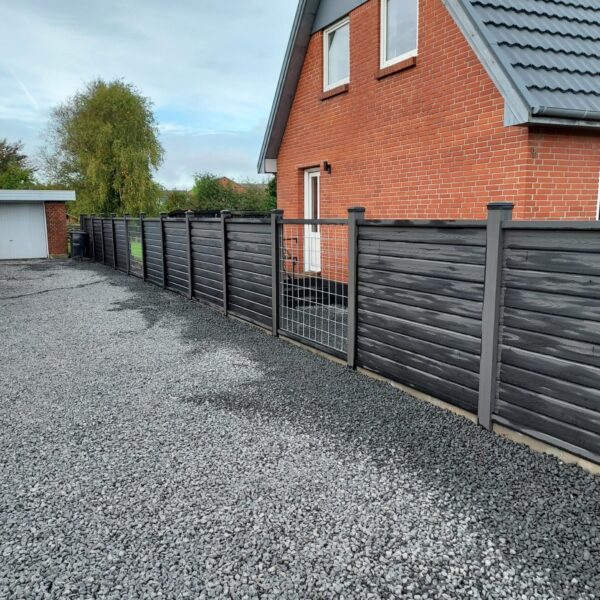 Vedligeholdelsesfrit komposithegn i gråsort med træstruktur. Hegn indkørsel. Komposit stolper og hegnsbrædder med fer og not