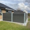 Vedligeholdelsesfrit komposithegn i gråsort med træstruktur. Terrasse hegn. Galvaniserede stålstolper og hegnsbrædder med fer og not