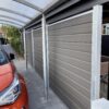Afskærmning i carport med komposit hegn i vedligeholdelsesfrit komposit materiale og stålstolper i galvaniseret stål
