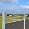 Vedligeholdelsesfrit komposithegn i gråsort med træstruktur. Terrassehegn. Galvaniserede stålstolper og hegnsbrædder med fer og not