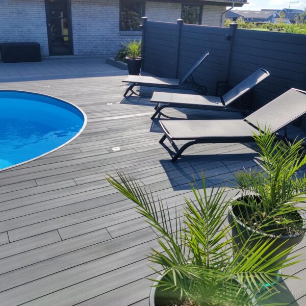 Komposit terrasse og hegn ved pool. Vedligeholdelsesfri terrassebelægning og hegn ved swimmingpool.