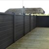 Terrassehegn ved sommerhus. Gråsort komposit med træstruktur og kompositstolper med not. Antracitgrå komposit