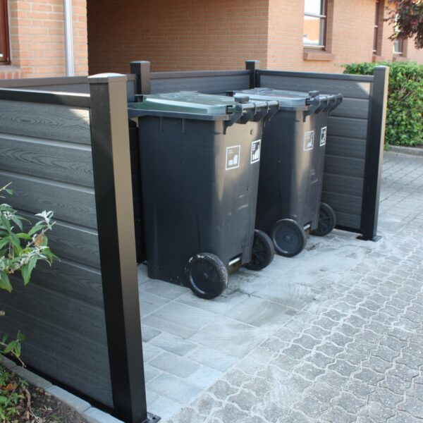 265 - Affaldsskjul, gråsort træstruktur, pulverlakerede stålstolper og u-skinner